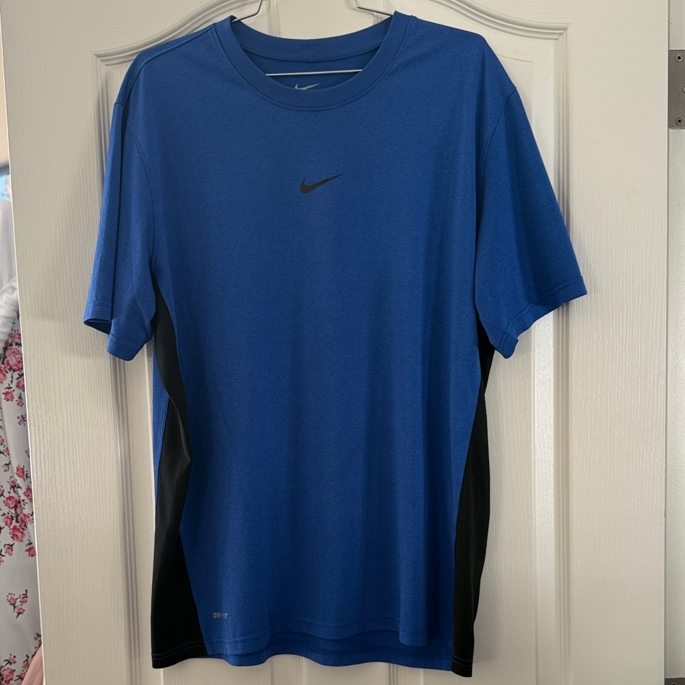 Nike Men's Blue and Black Short Sleeve Tee